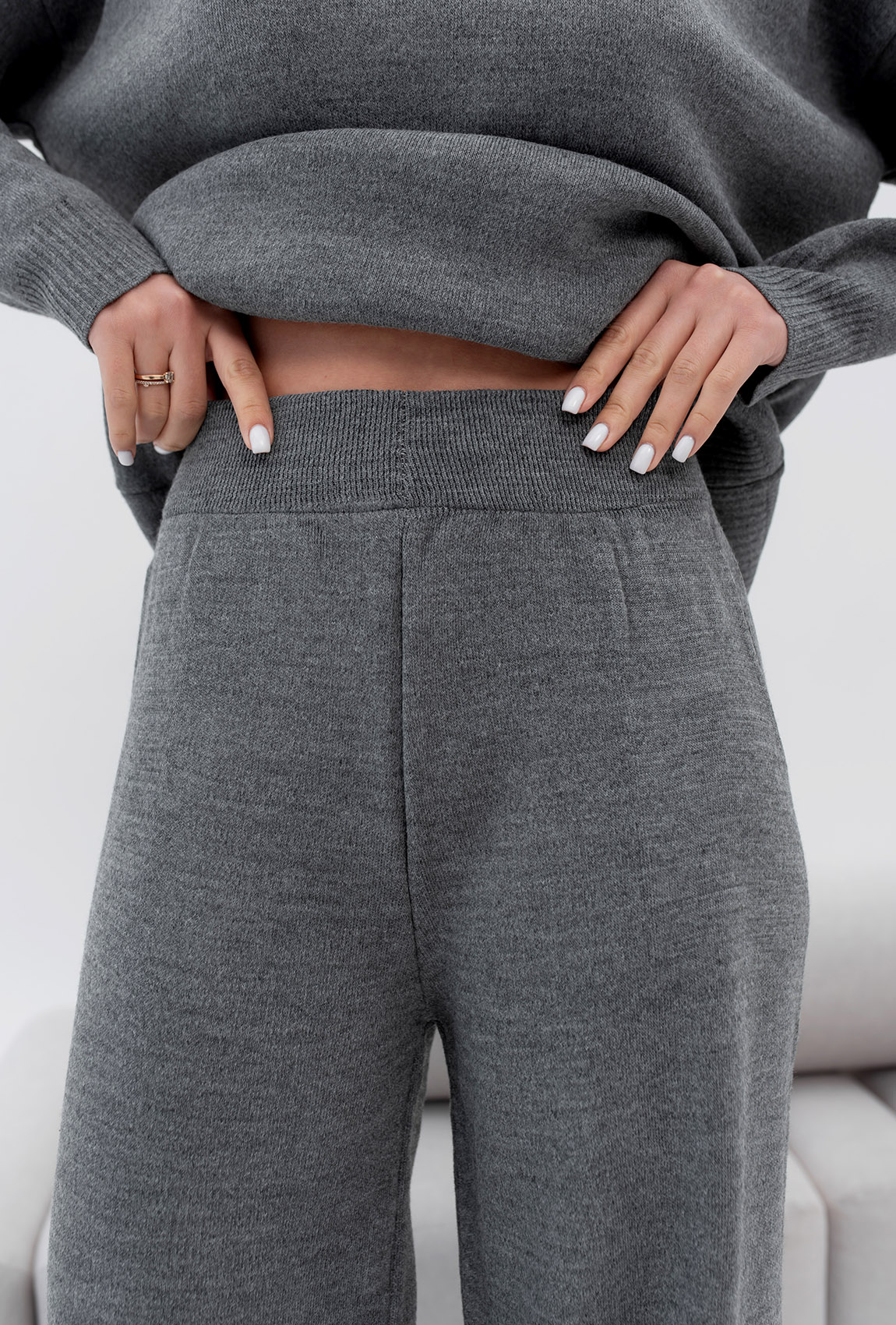 Графитовый вязаный костюм с воротником — 117032. Maritel. Изображенние 7 Графитовый вязаный костюм с воротником — 117032. Maritel. Изображенние 7