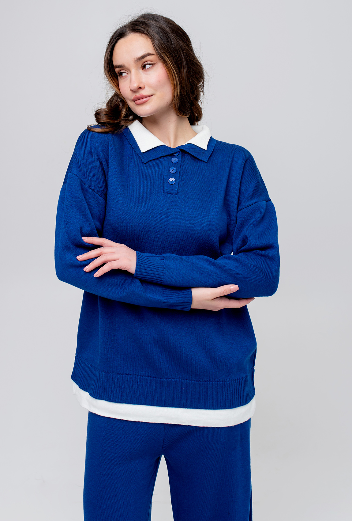 Синий вязаный костюм с воротником —  999576. Maritel. Изображенние 3