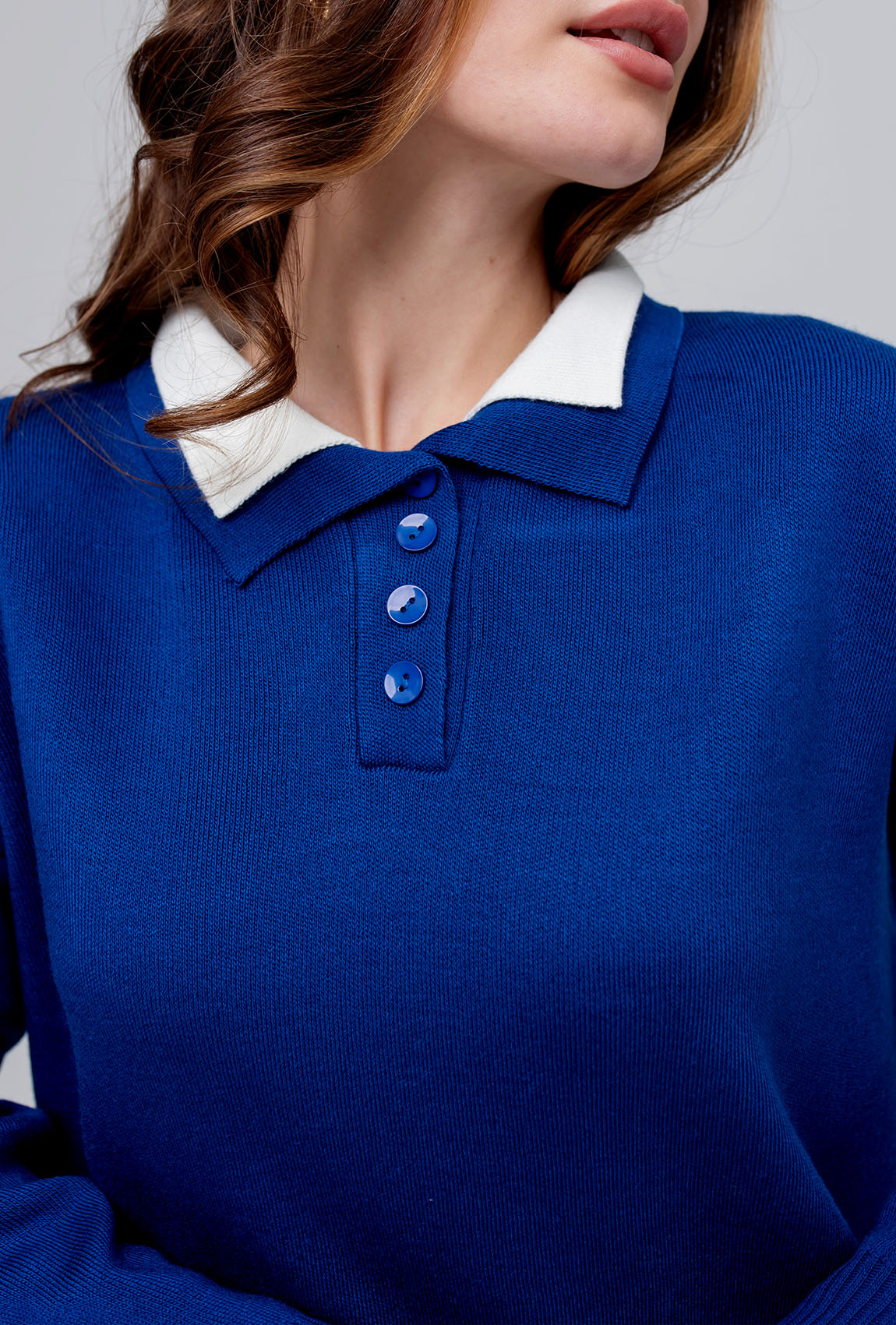 Синий вязаный костюм с воротником —  999576. Maritel. Изображенние 4