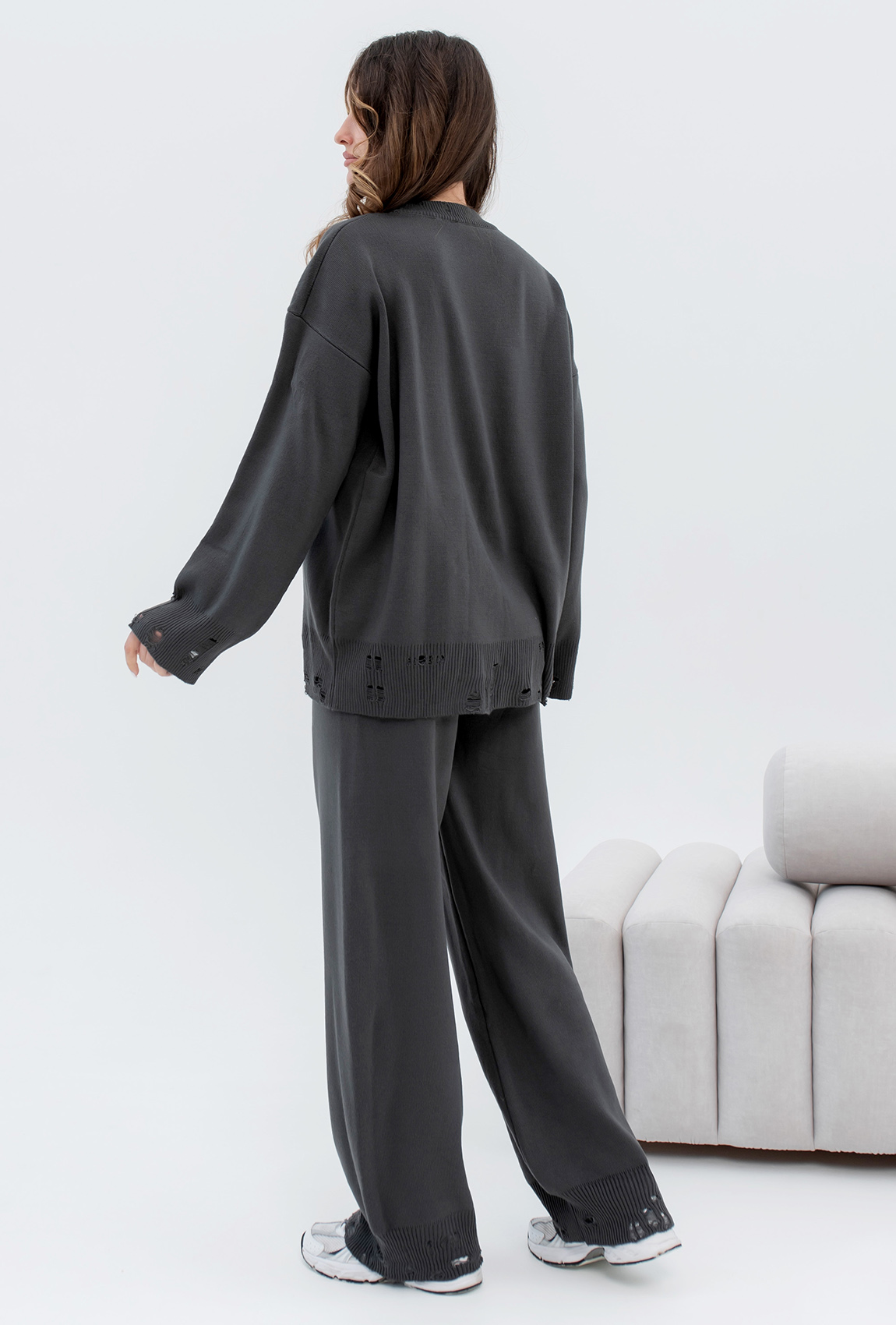 Графитовый вязаный костюм с надрезами —  215877. Maritel. Изображенние 2