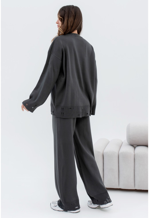 Графитовый вязаный костюм с надрезами — 215877. Maritel. Изображенние 2 Графитовый вязаный костюм с надрезами — 215877. Maritel. Изображенние 2