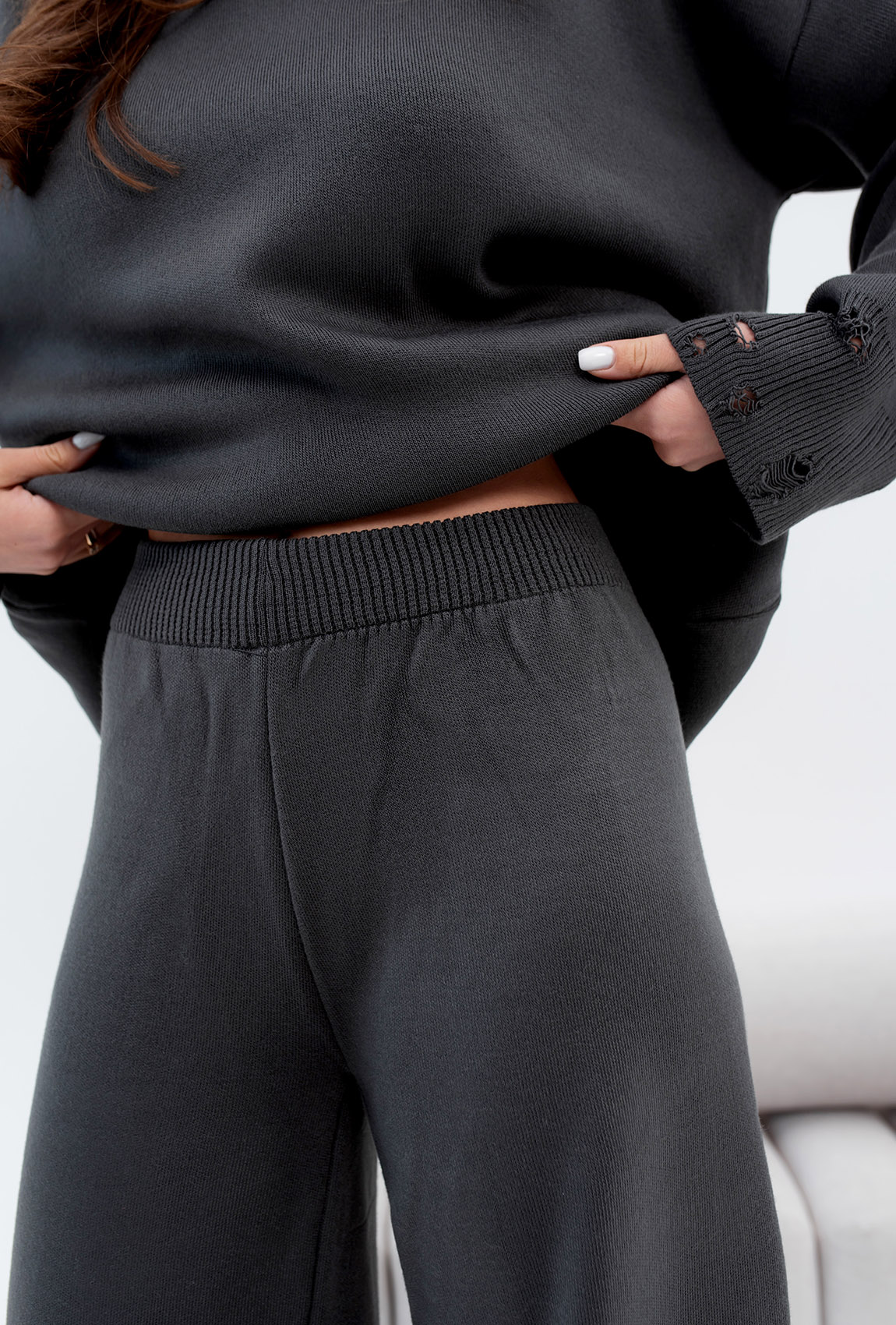 Графитовый вязаный костюм с надрезами —  215877. Maritel. Изображенние 4