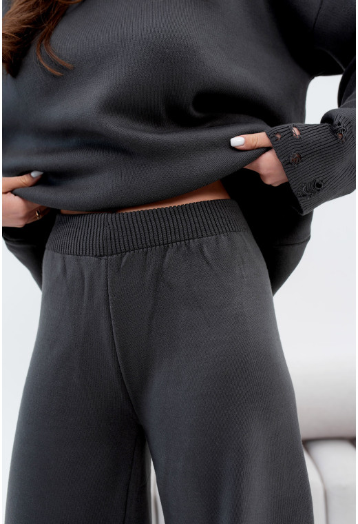 Графитовый вязаный костюм с надрезами — 215877. Maritel. Изображенние 4 Графитовый вязаный костюм с надрезами — 215877. Maritel. Изображенние 4