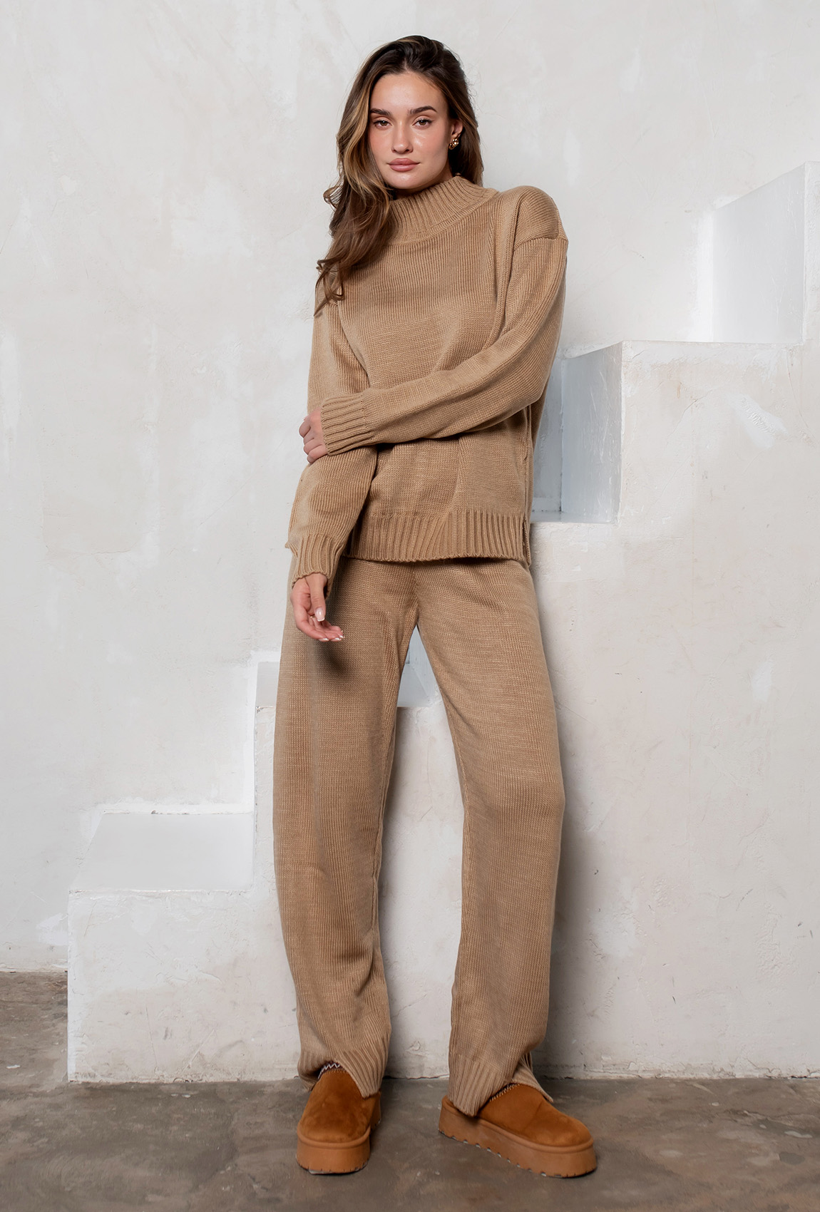 Бежевий в'язаний костюм з розрізами —  540558. Maritel