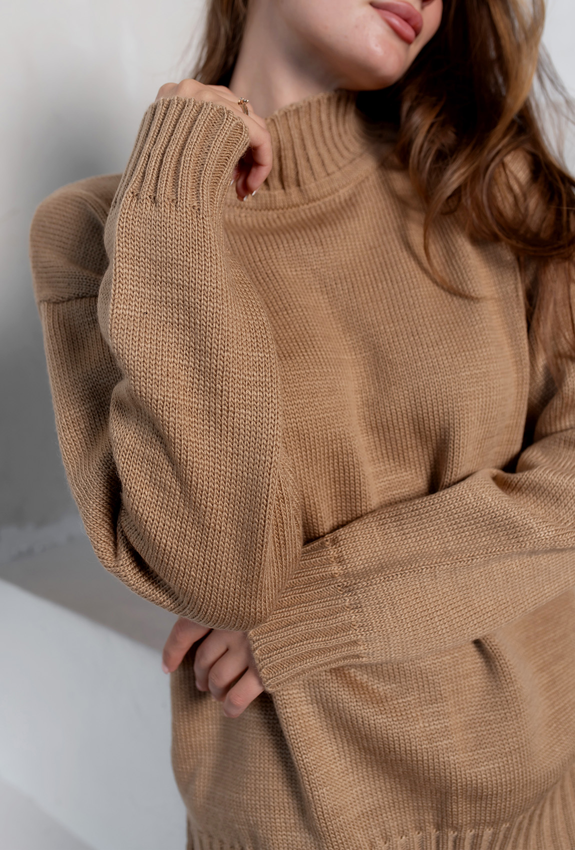 Бежевий в'язаний костюм з розрізами —  540558. Maritel. Зображення 3