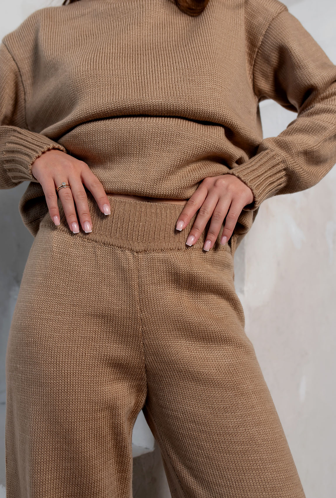 Бежевий в'язаний костюм з розрізами —  540558. Maritel. Зображення 4