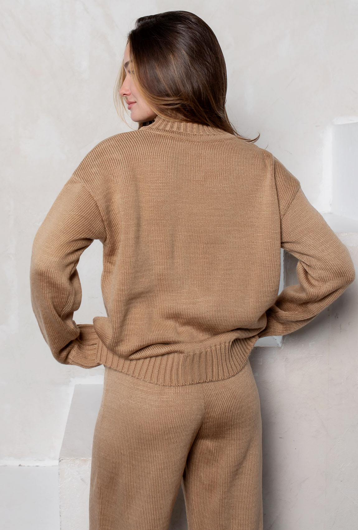 Бежевий в'язаний костюм з розрізами —  540558. Maritel. Зображення 5