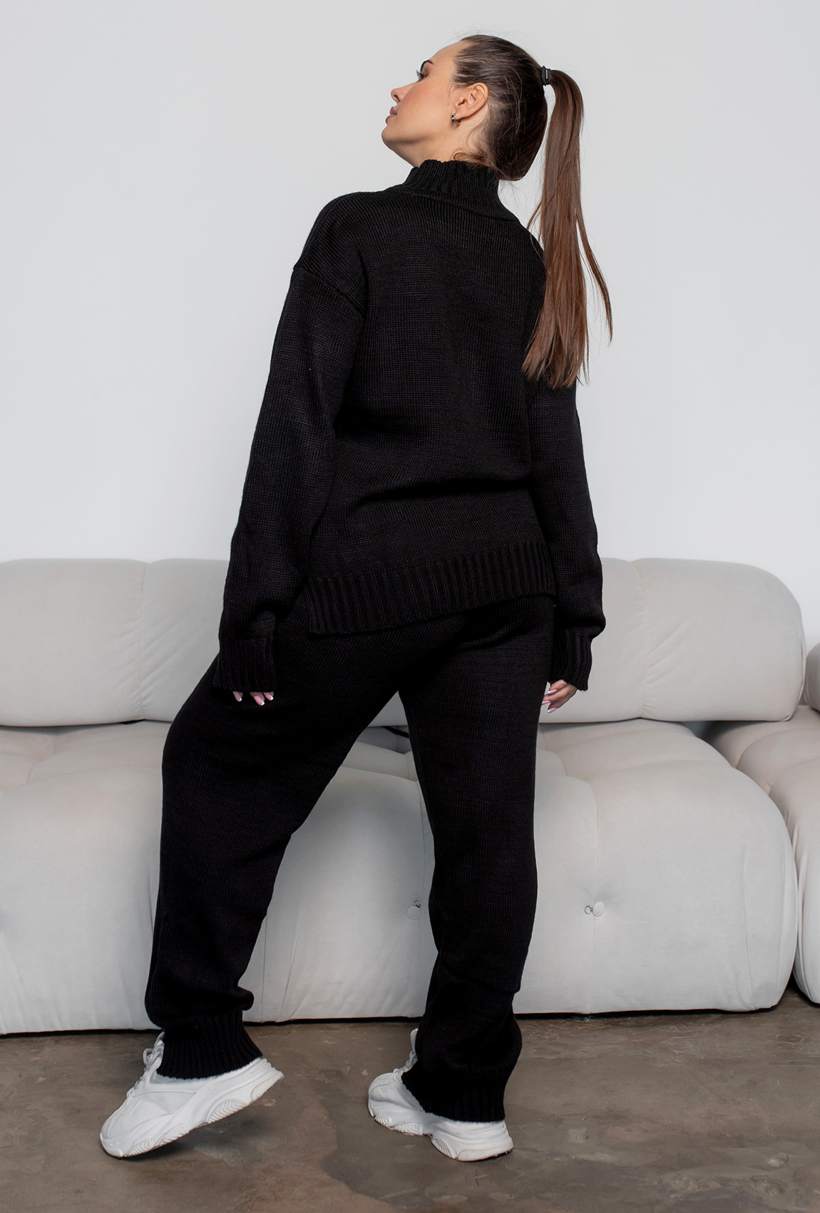 Черный вязаный костюм с разрезами —  715474. Maritel. Изображенние 1 Черный вязаный костюм с разрезами —  715474. Maritel. Изображенние 1