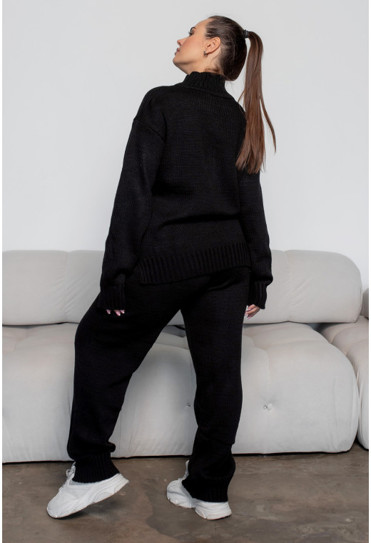 Чорний в'язаний костюм з розрізами —  715474. Maritel. Зображення 1 Чорний в'язаний костюм з розрізами —  715474. Maritel. Зображення 1