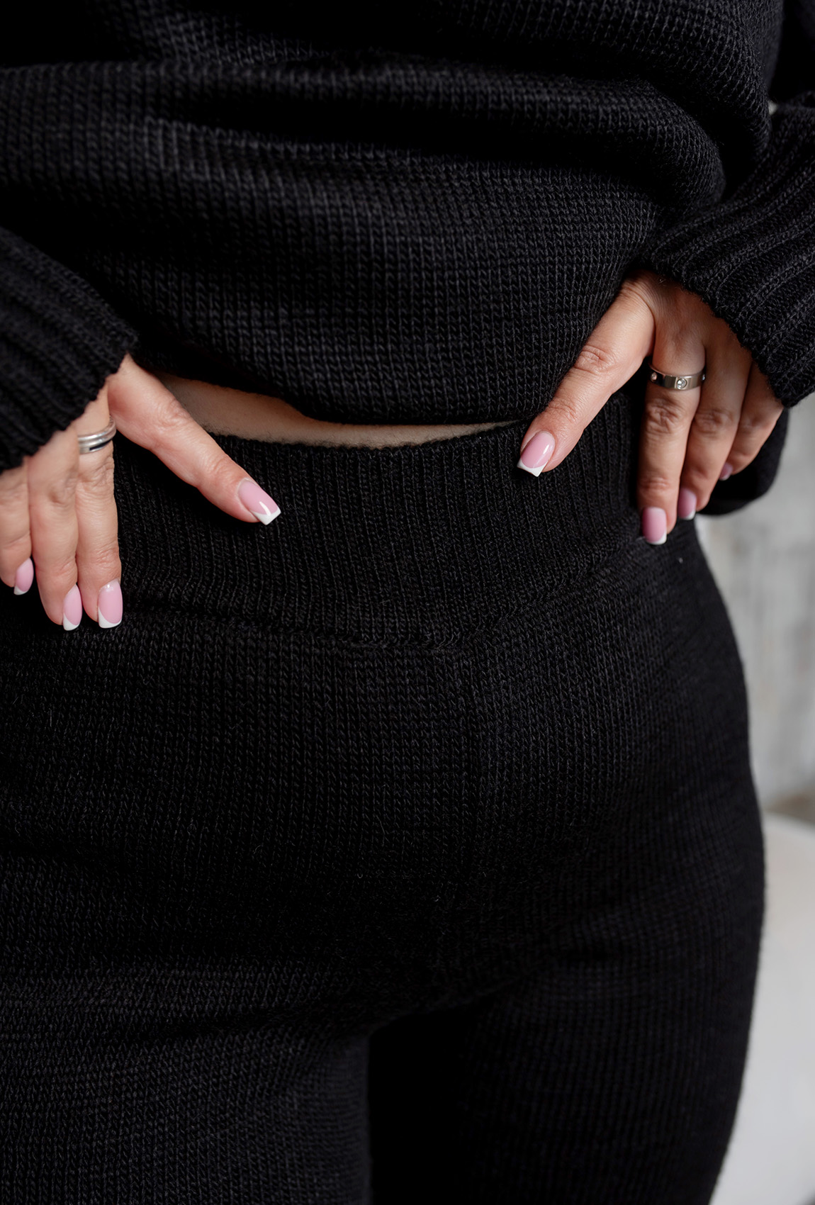 Черный вязаный костюм с разрезами —  715474. Maritel. Изображенние 4 Черный вязаный костюм с разрезами —  715474. Maritel. Изображенние 4