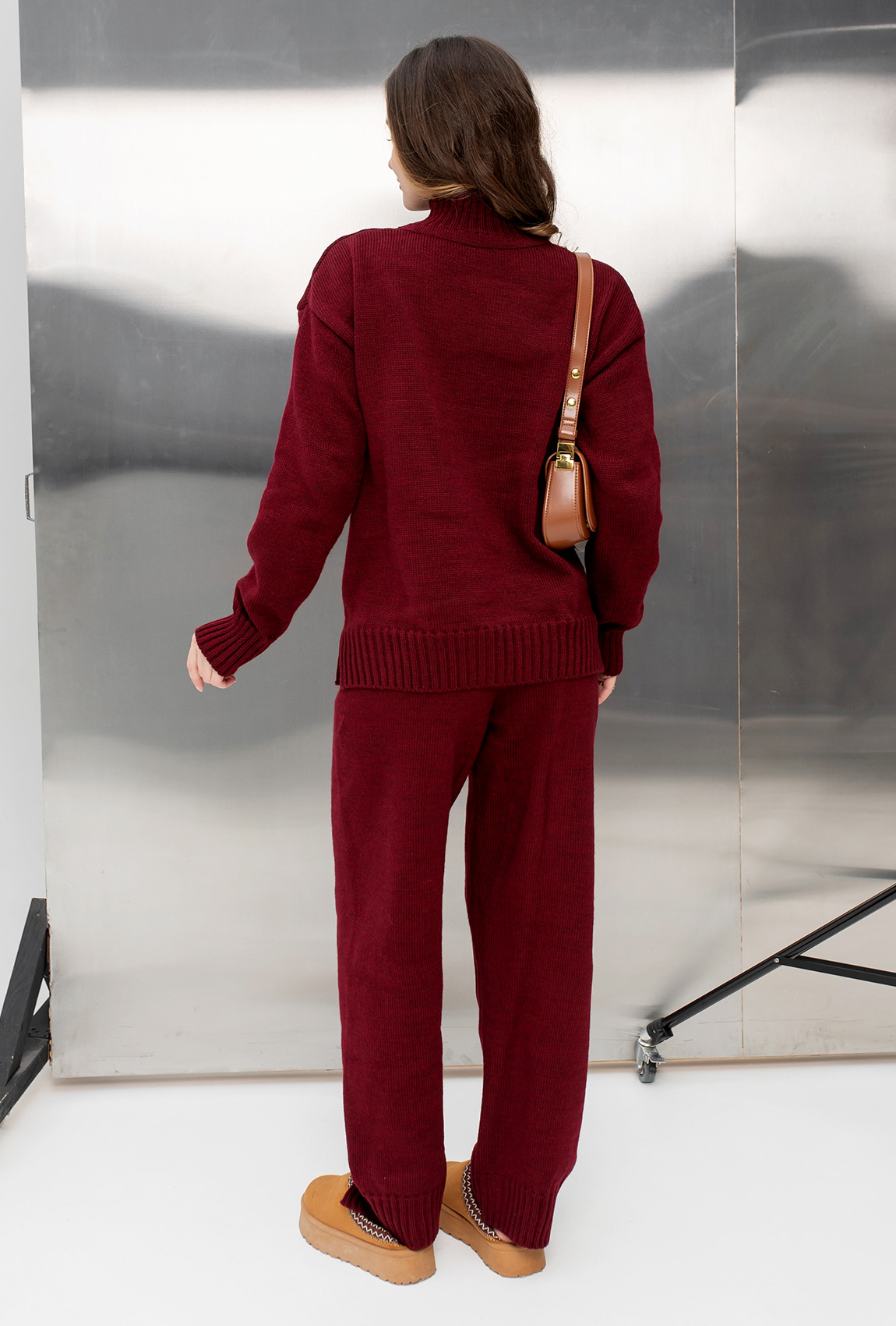 Бордовый вязаный костюм с разрезами —  407638. Maritel. Изображенние 2
