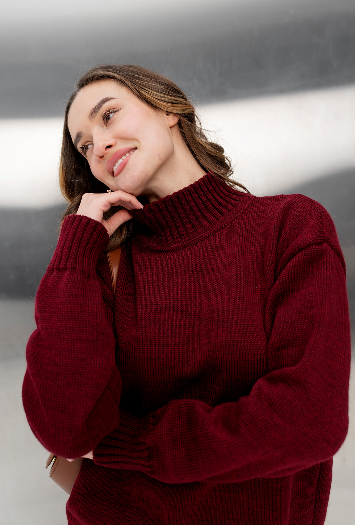 Бордовый вязаный костюм с разрезами —  407638. Maritel. Изображенние 3