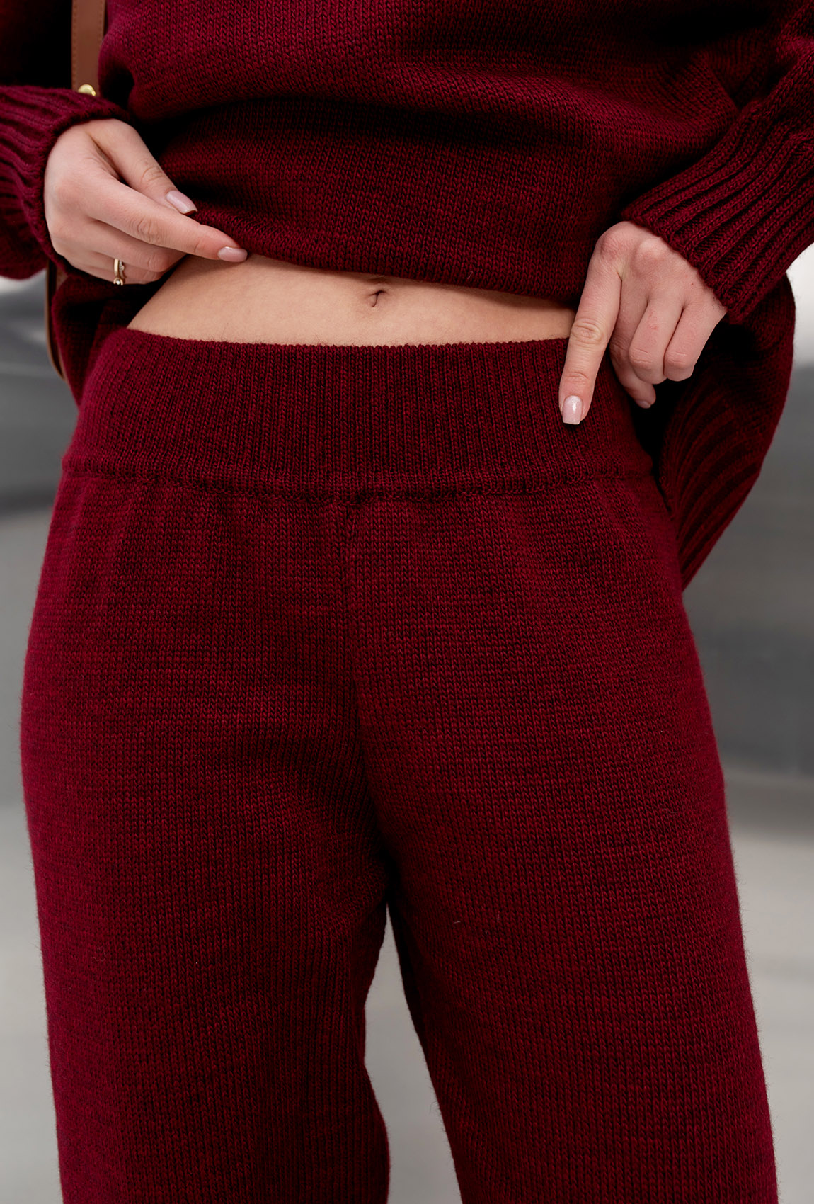 Бордовый вязаный костюм с разрезами —  407638. Maritel. Изображенние 5