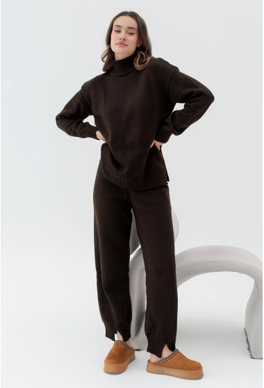 Шоколадный вязаный костюм с разрезами. Maritel. Изображенние 11