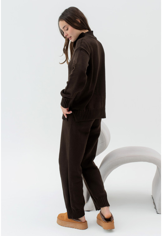 Шоколадний в'язаний костюм з розрізами — 328181. Maritel. Зображення 1 Шоколадний в'язаний костюм з розрізами — 328181. Maritel. Зображення 1