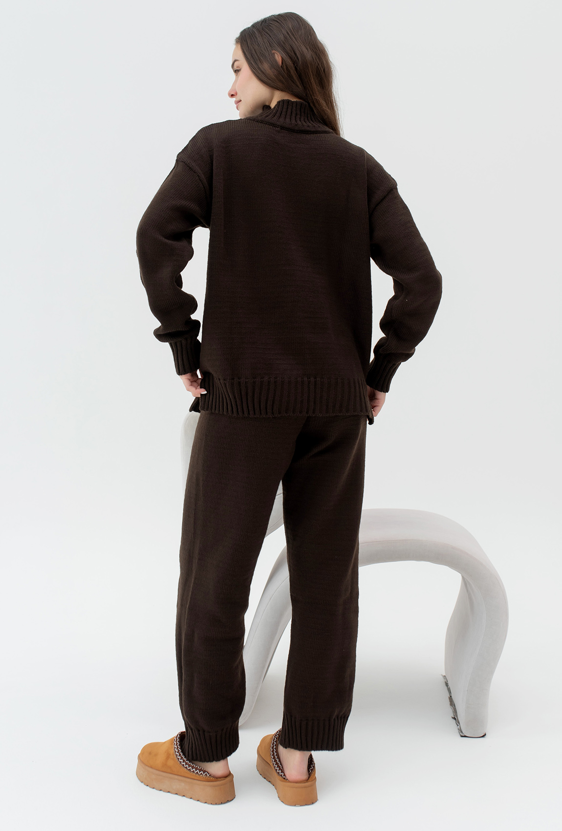 Шоколадний в'язаний костюм з розрізами — 328181. Maritel. Зображення 2 Шоколадний в'язаний костюм з розрізами — 328181. Maritel. Зображення 2