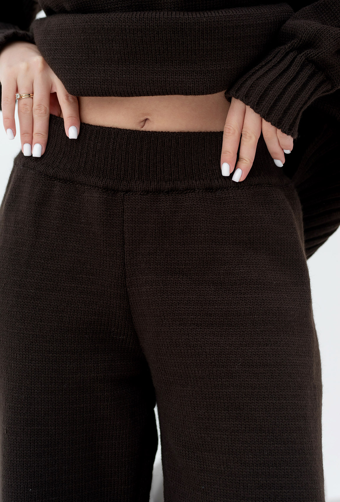 Шоколадний в'язаний костюм з розрізами — 328181. Maritel. Зображення 4 Шоколадний в'язаний костюм з розрізами — 328181. Maritel. Зображення 4