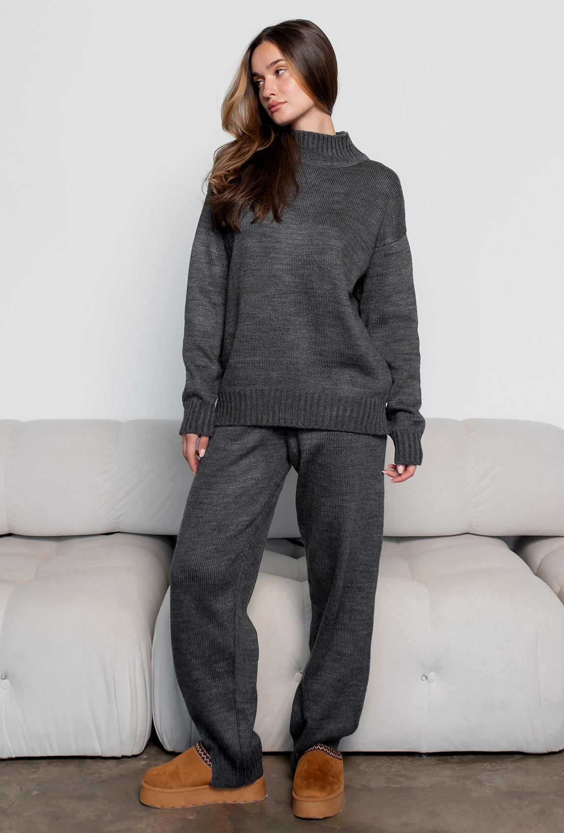 Серый вязаный костюм с разрезами —  291022. Maritel