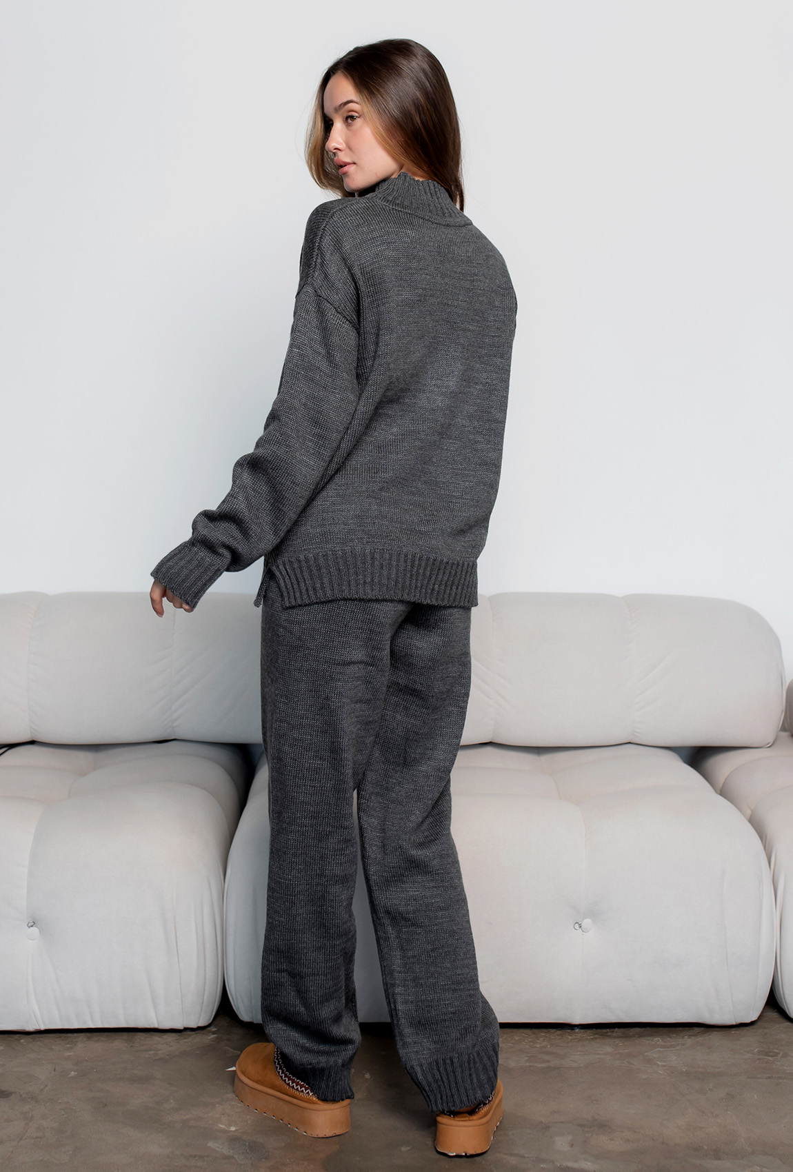 Серый вязаный костюм с разрезами —  291022. Maritel. Изображенние 1