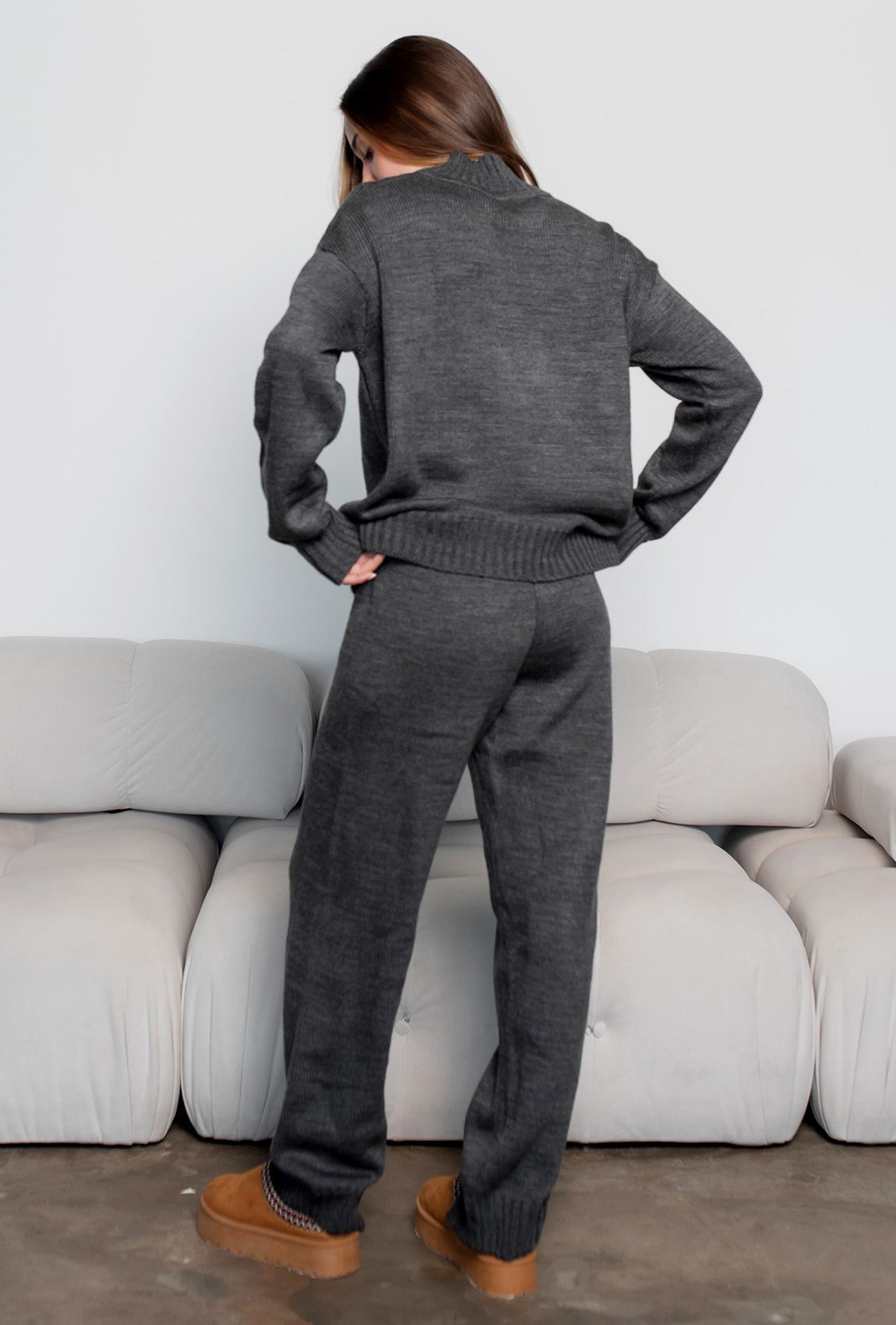 Серый вязаный костюм с разрезами —  291022. Maritel. Изображенние 2