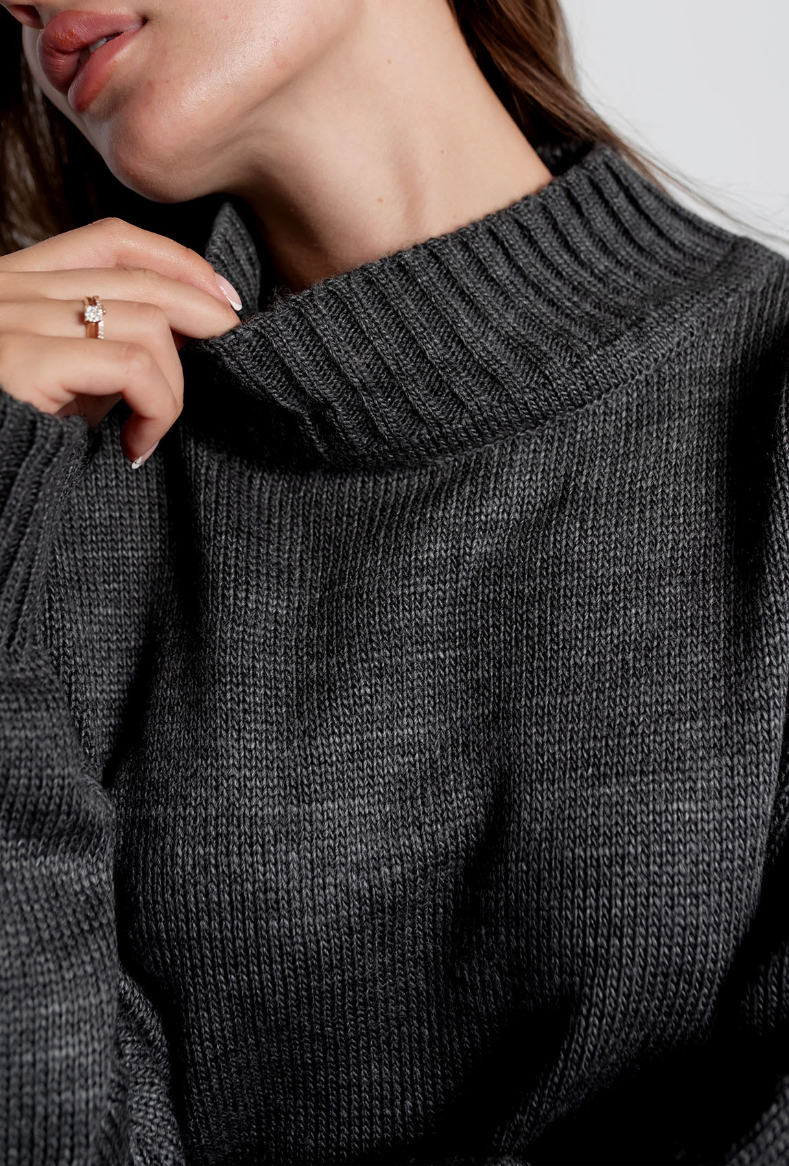 Серый вязаный костюм с разрезами —  291022. Maritel. Изображенние 3