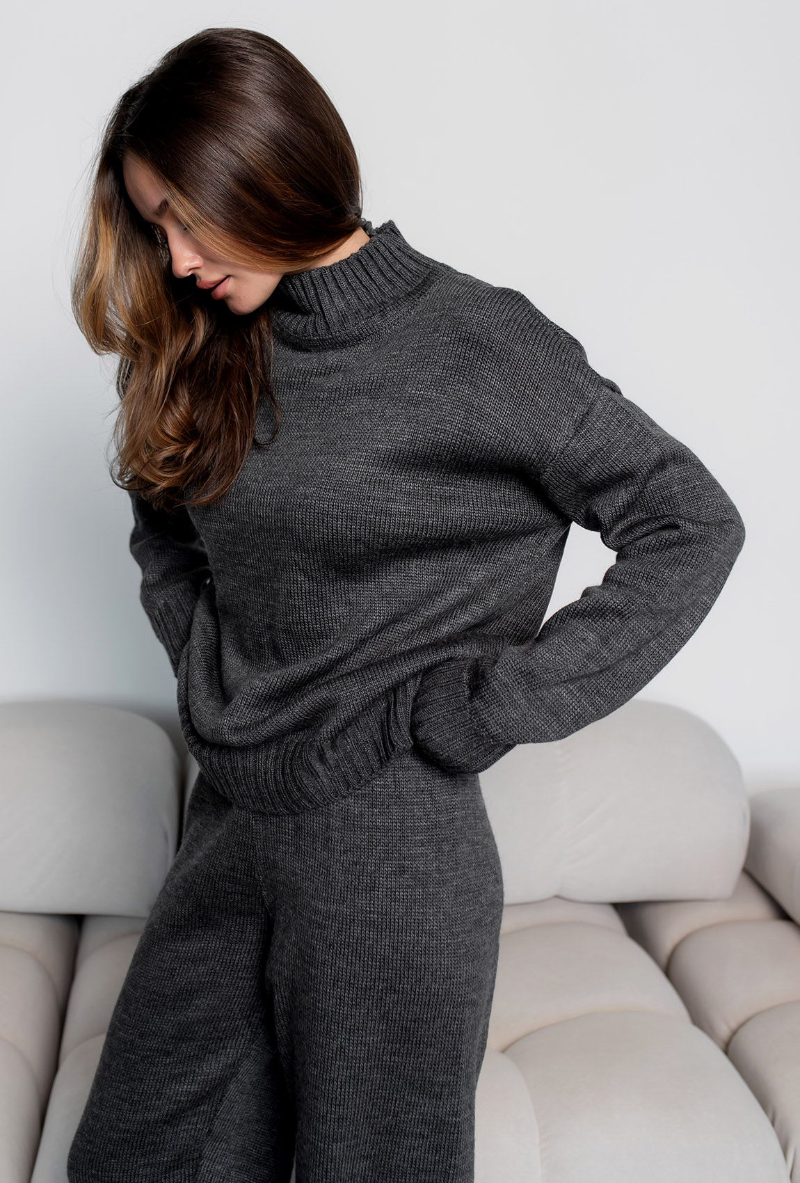 Серый вязаный костюм с разрезами —  291022. Maritel. Изображенние 4