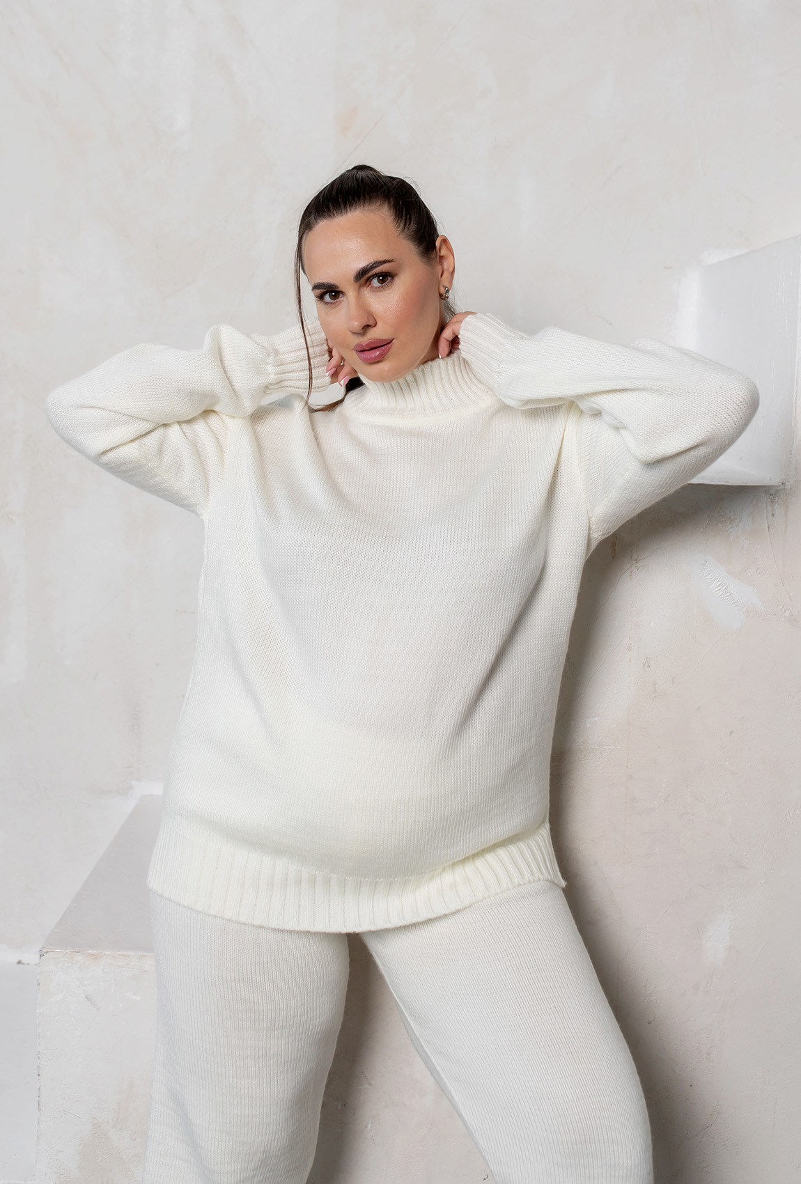 Молочный вязаный костюм с разрезами —  142868. Maritel. Изображенние 2