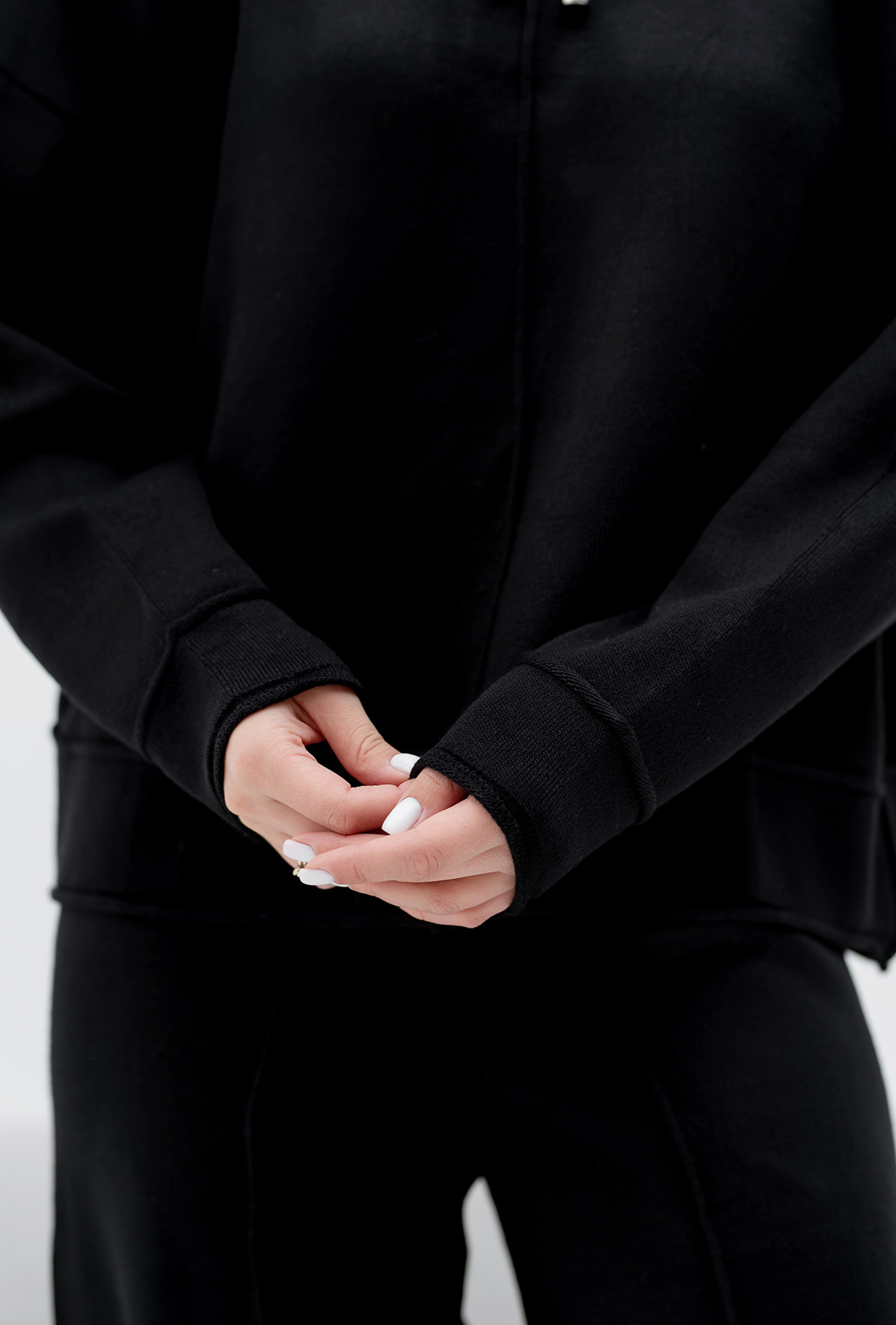 Черный костюм отстрочка с капюшоном —  780544. Maritel. Изображенние 5