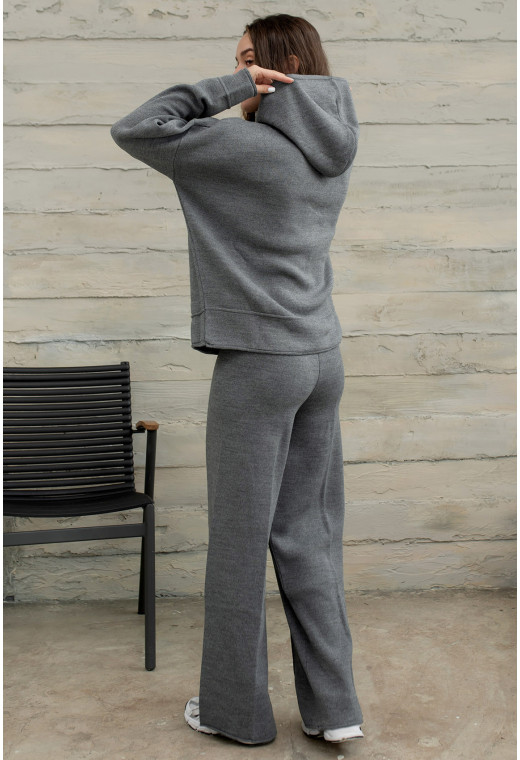 Графитовый костюм отсрочка с капюшоном — 950745. Maritel. Изображенние 1 Графитовый костюм отсрочка с капюшоном — 950745. Maritel. Изображенние 1