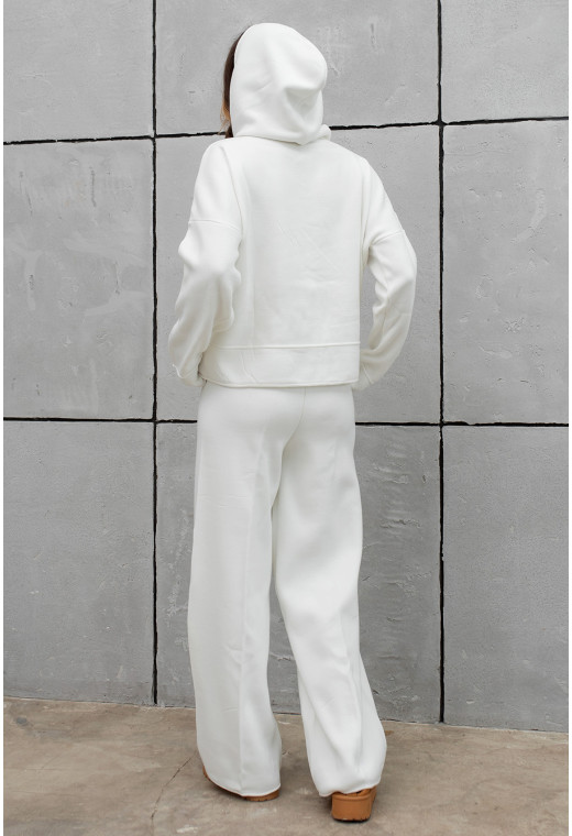 Молочный костюм отстрочка с капюшоном — 687846. Maritel. Изображенние 1 Молочный костюм отстрочка с капюшоном — 687846. Maritel. Изображенние 1