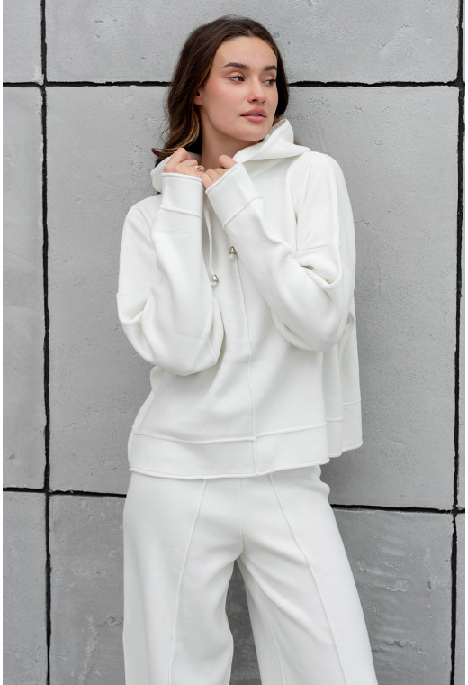 Молочный костюм отстрочка с капюшоном — 687846. Maritel. Изображенние 2 Молочный костюм отстрочка с капюшоном — 687846. Maritel. Изображенние 2