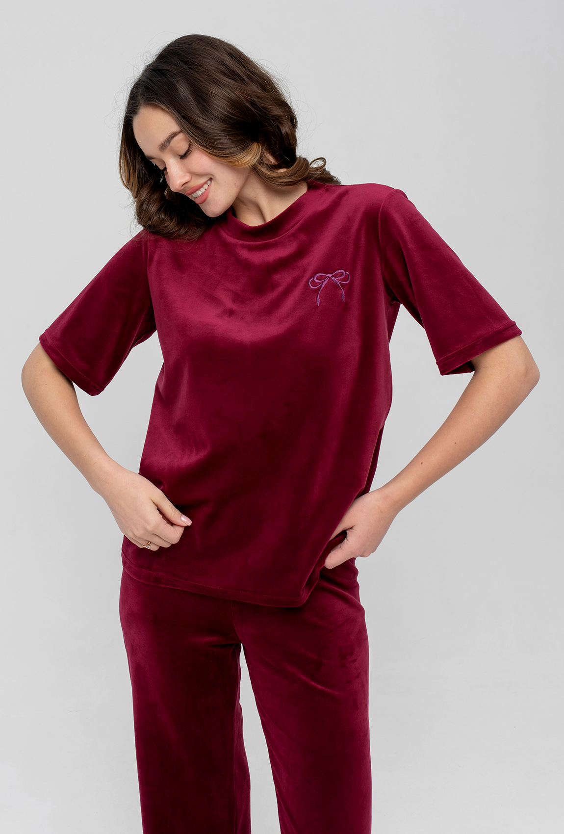 Бордовая пижама бант со штанами — 454782. Maritel. Изображенние 4 Бордовая пижама бант со штанами — 454782. Maritel. Изображенние 4