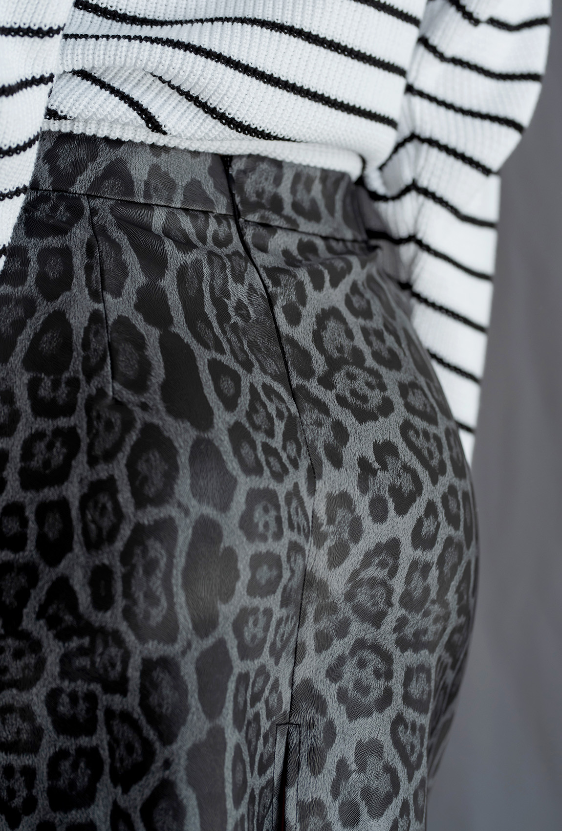 Спідниця з еко-шкіри сірий леопард —  444597. Maritel. Зображення 4