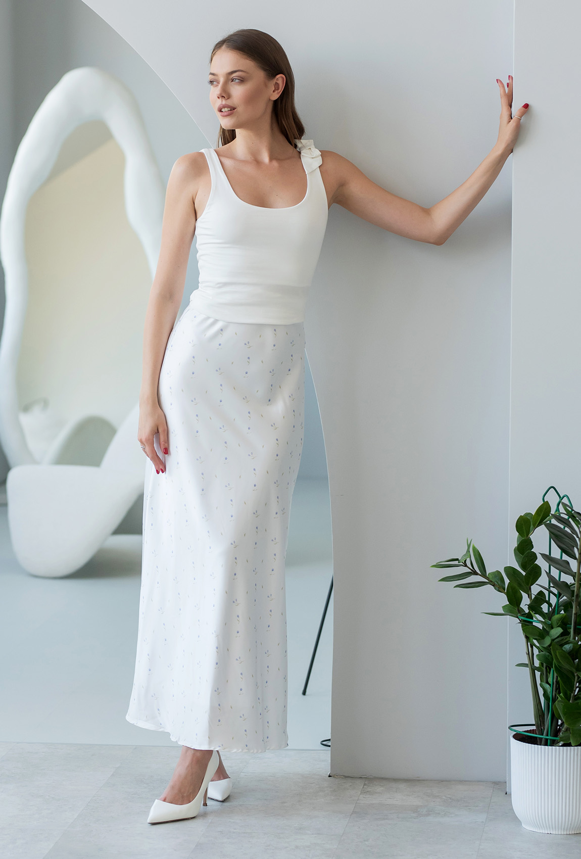 Шелковая белая юбка в цветок  —  693940. Maritel Шелковая белая юбка в цветок  —  693940. Maritel