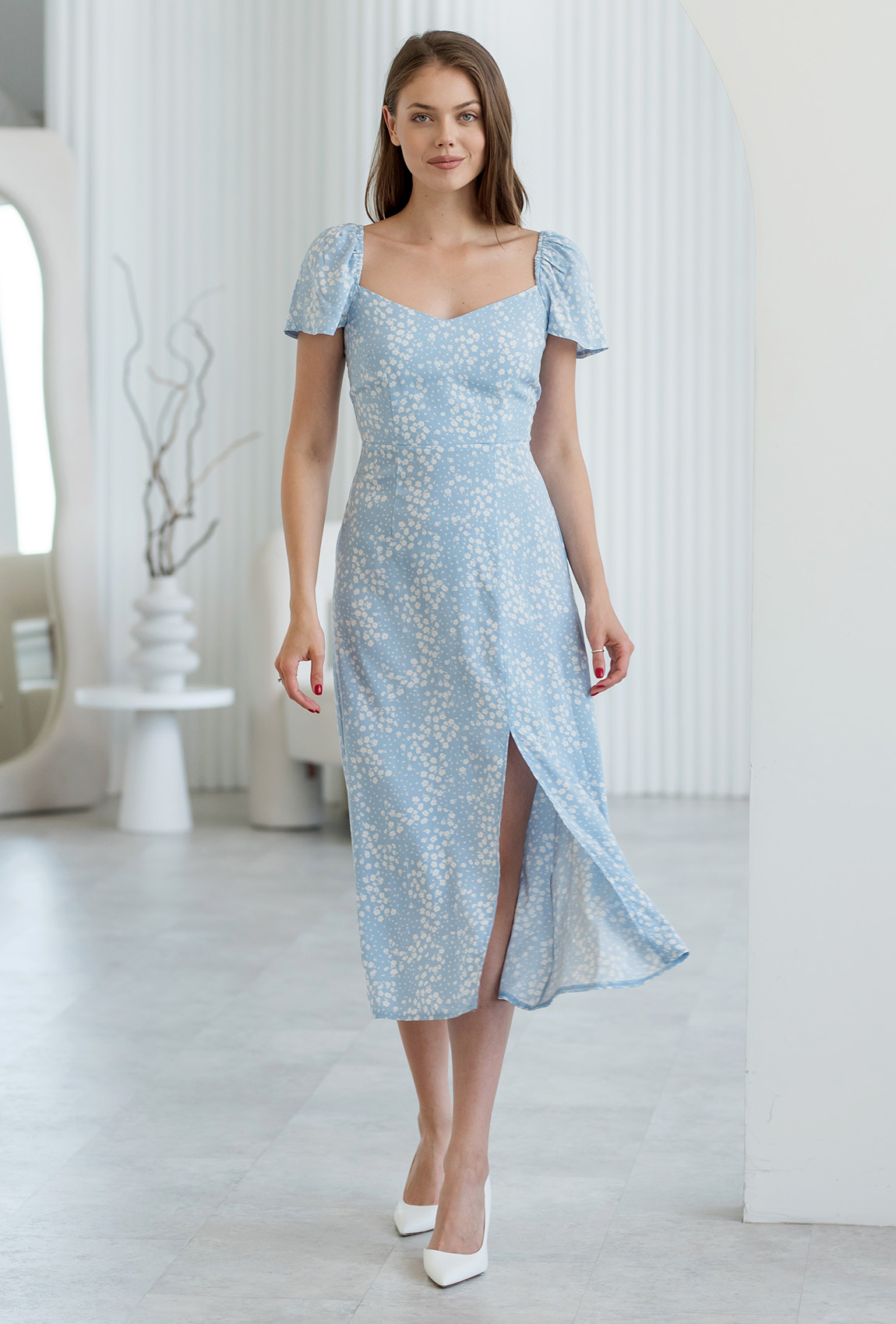Голубое в цветок платье миди с разрезом —  292197. Maritel