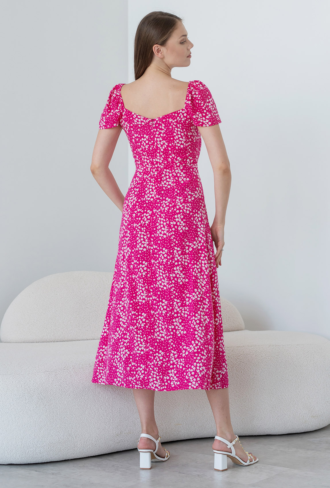 Малиновое в цветок платье миди с разрезом —  642258. Maritel. Изображенние 2