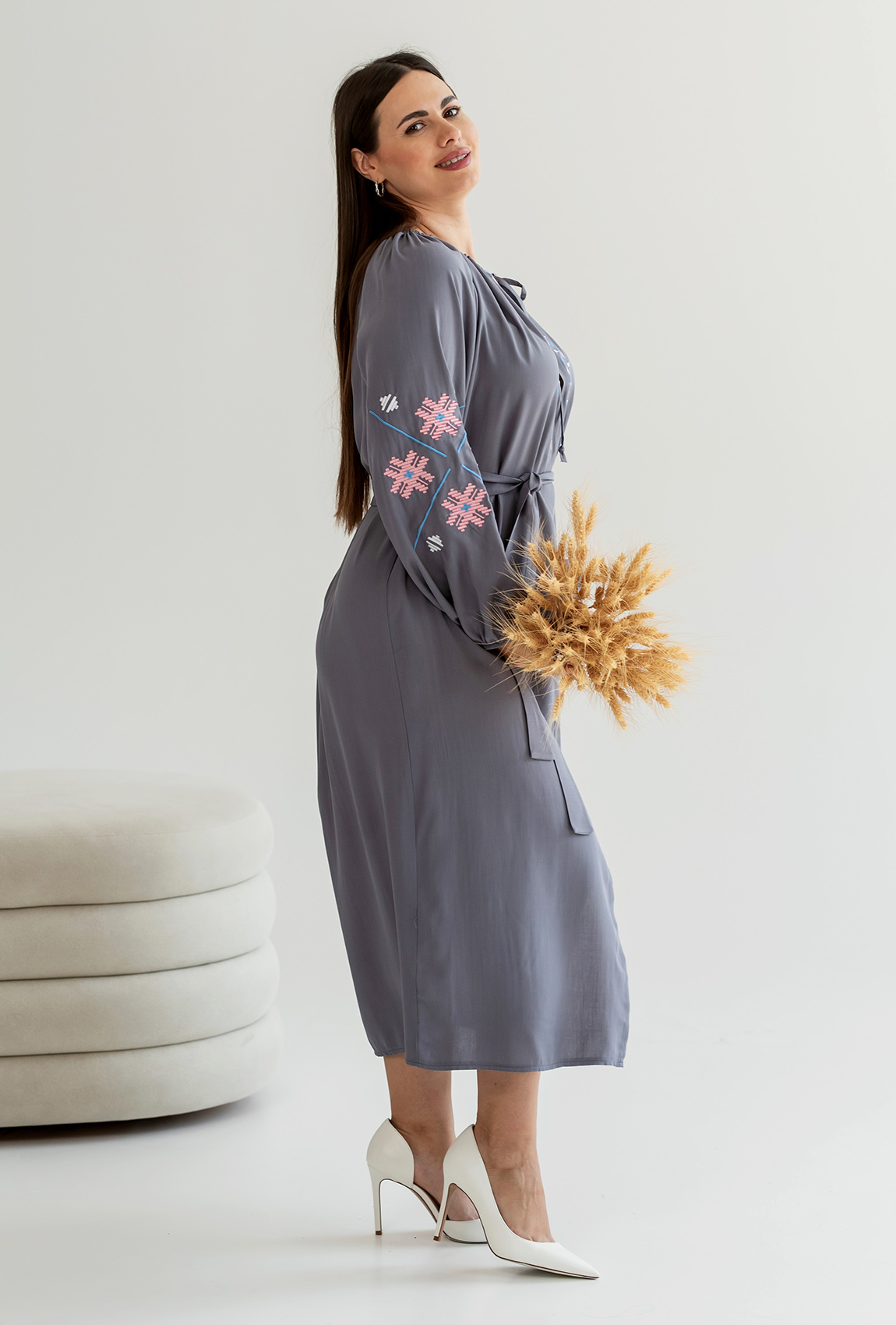 Графитовое платье с вышивкой Украина — 557813. Maritel. Изображенние 1 Графитовое платье с вышивкой Украина — 557813. Maritel. Изображенние 1