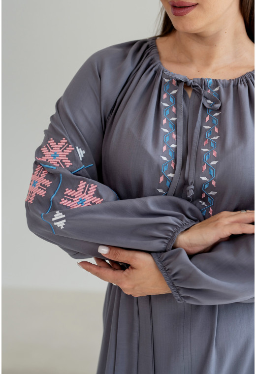 Графитовое платье с вышивкой Украина — 557813. Maritel. Изображенние 2 Графитовое платье с вышивкой Украина — 557813. Maritel. Изображенние 2