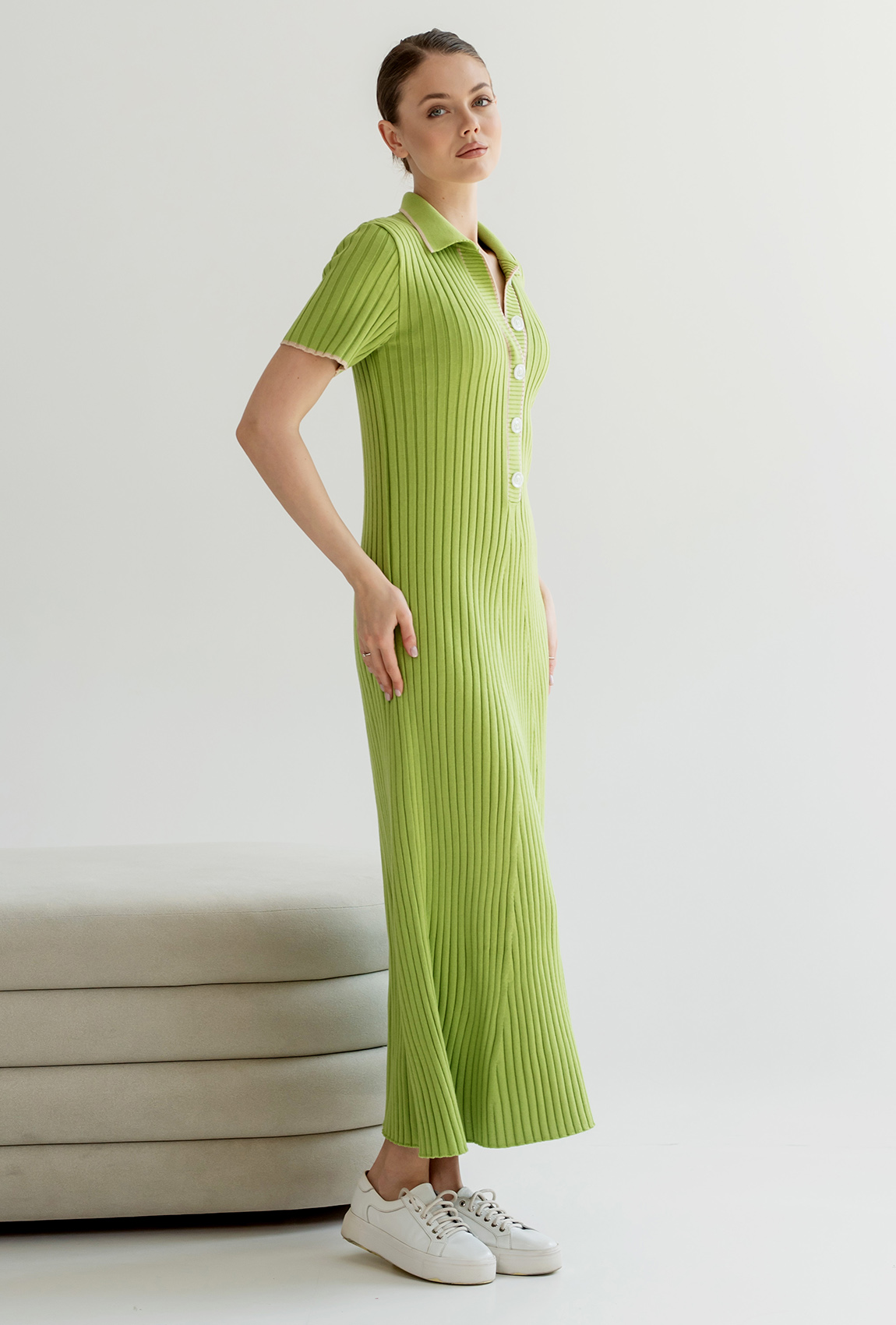 Платье вязка с пуговицами цвет яблоко —  534410. Maritel. Изображенние 1