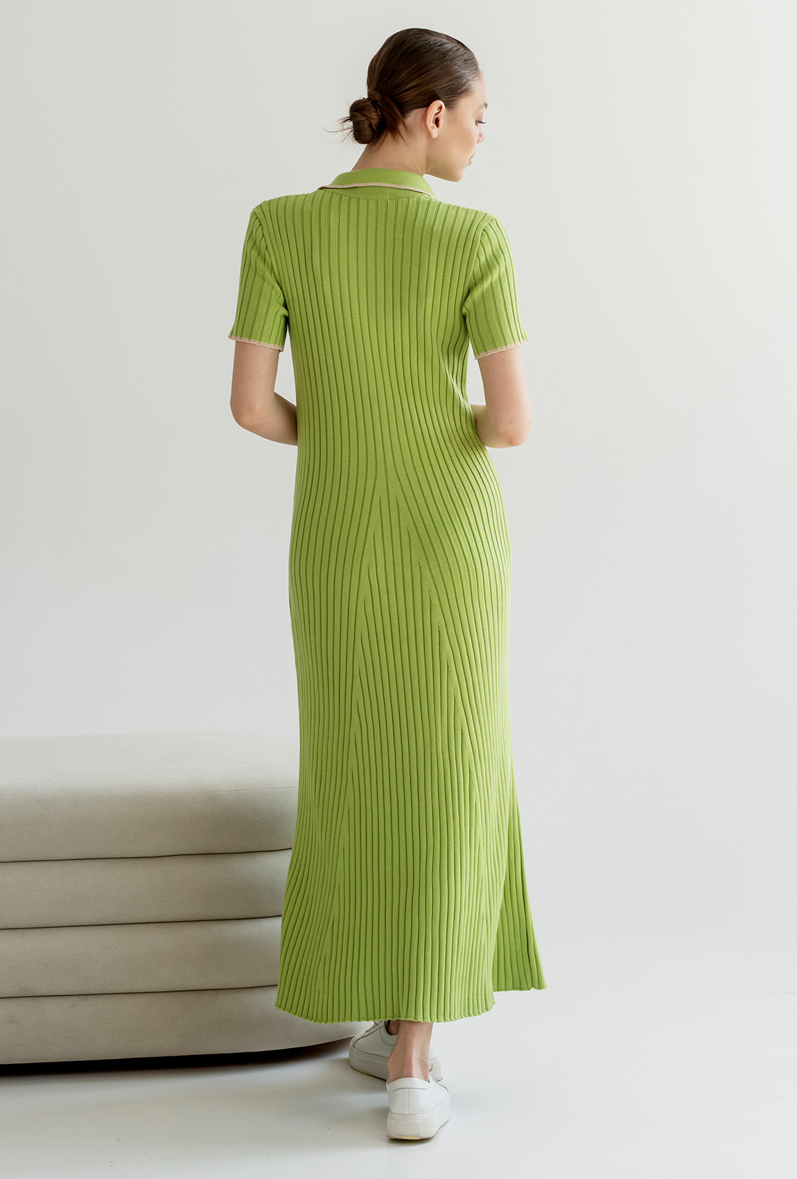 Платье вязка с пуговицами цвет яблоко —  534410. Maritel. Изображенние 2