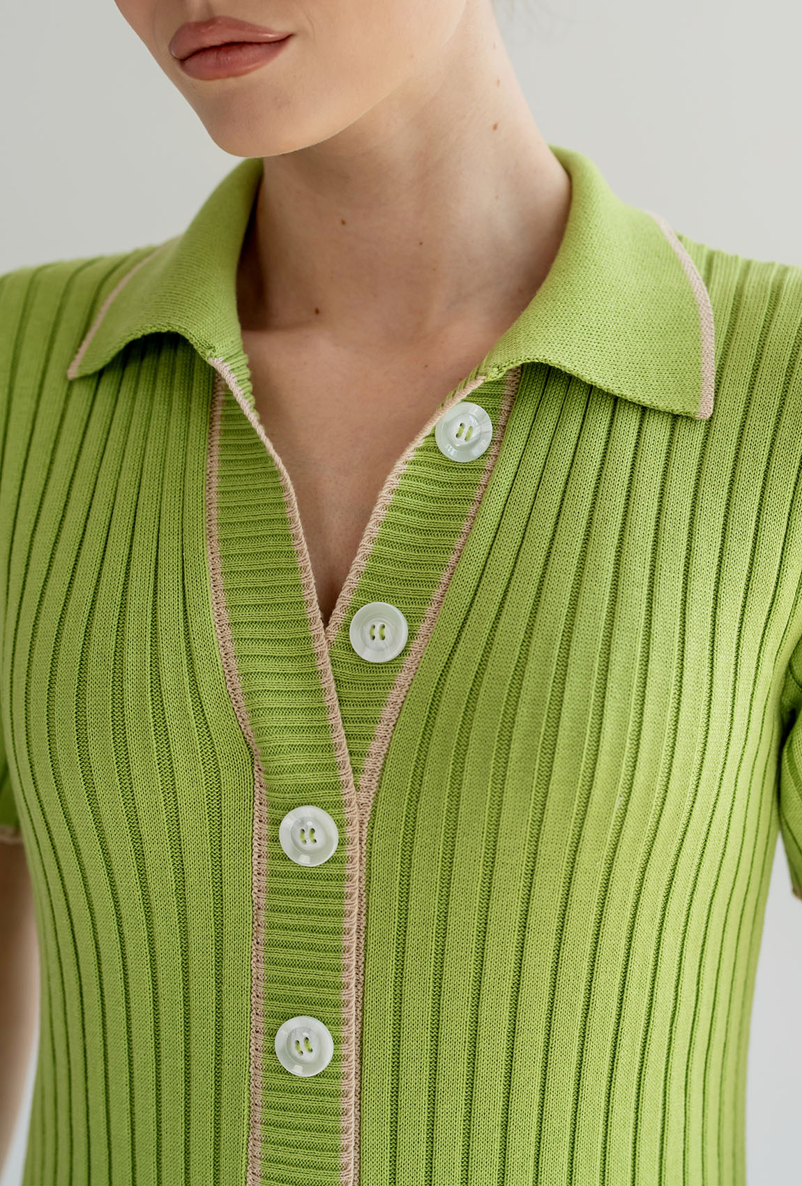 Платье вязка с пуговицами цвет яблоко —  534410. Maritel. Изображенние 3