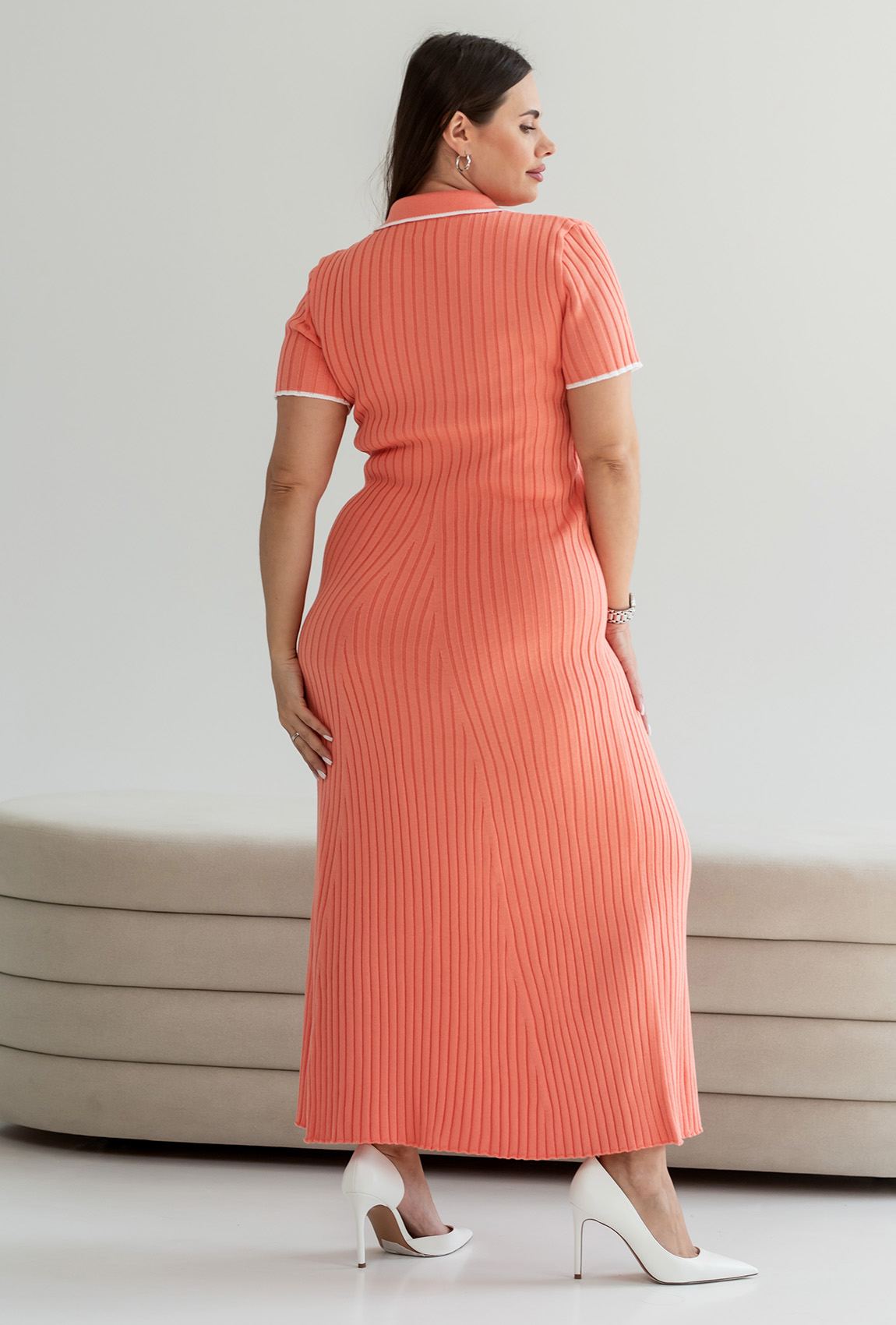 Персиковое платье вязка с пуговицами —  964961. Maritel. Изображенние 3