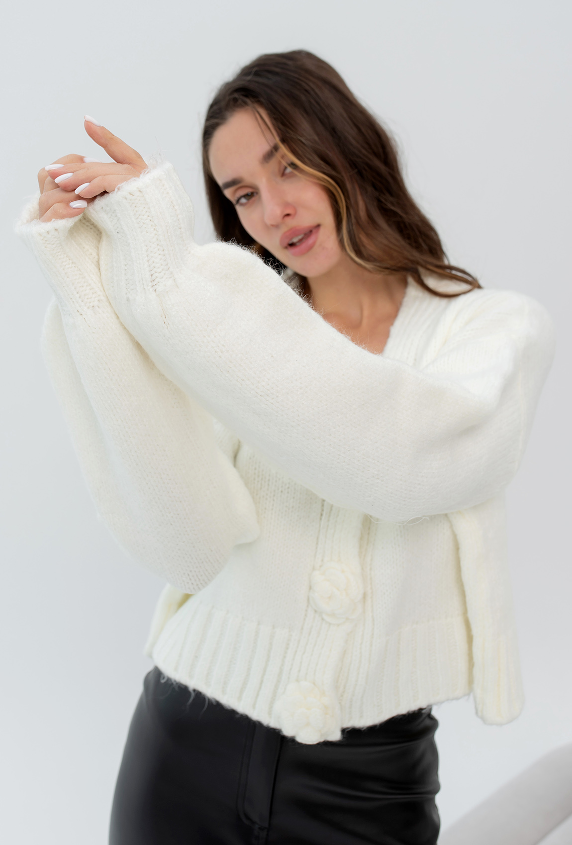 Молочний кардиган з квітками —  891121. Maritel. Зображення 4