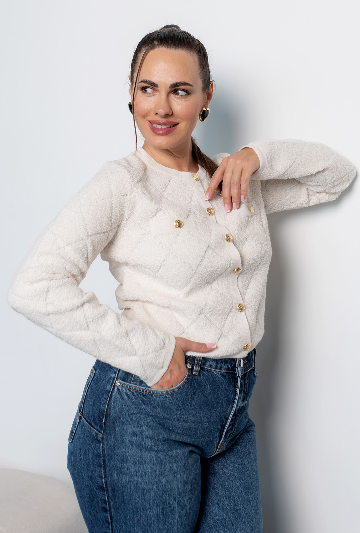 Молочная вязаная кофта с пуговицами. —  133586. Maritel. Изображенние 3