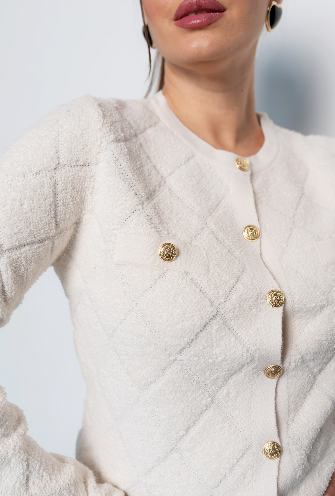 Молочная вязаная кофта с пуговицами. —  133586. Maritel. Изображенние 4