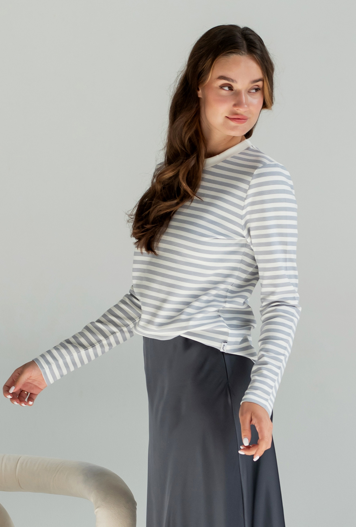 Лонгслив белый в серую полоску —  416085. Maritel. Изображенние 1