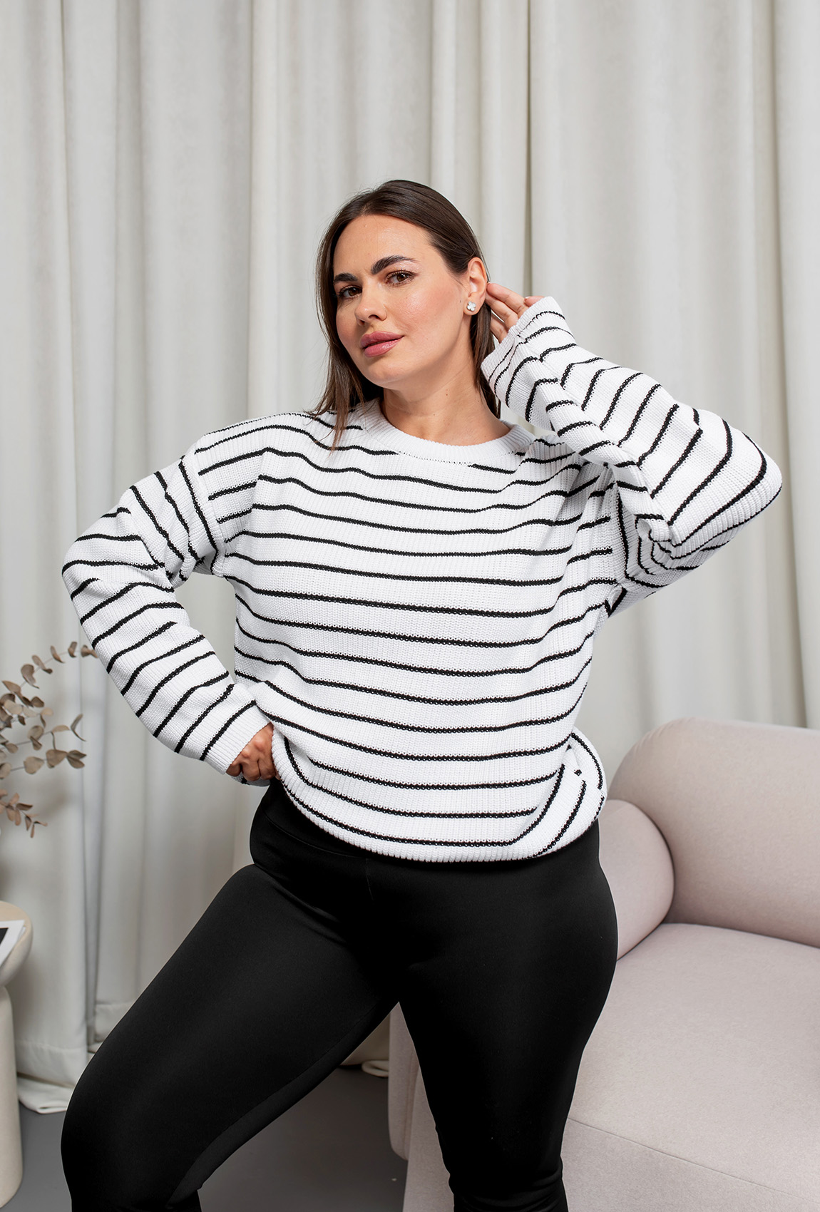 Вязаный белый свитер в черную полоску —  190069. Maritel
