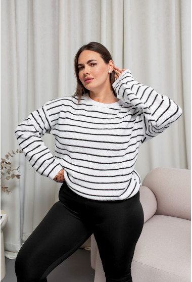 Вязаный белый свитер в черную полоску. Maritel. Изображенние 3