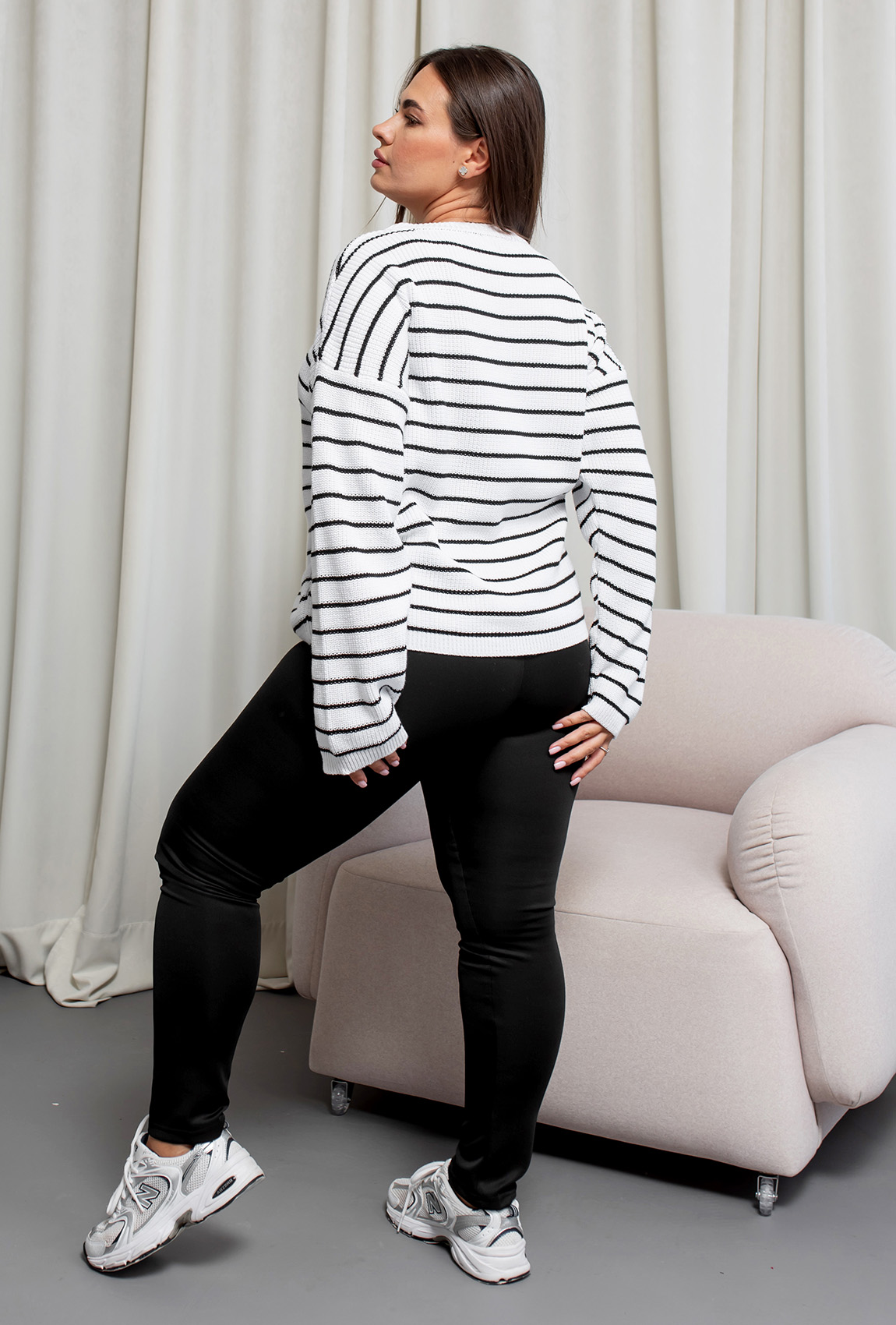 Вязаный белый свитер в черную полоску —  190069. Maritel. Изображенние 1