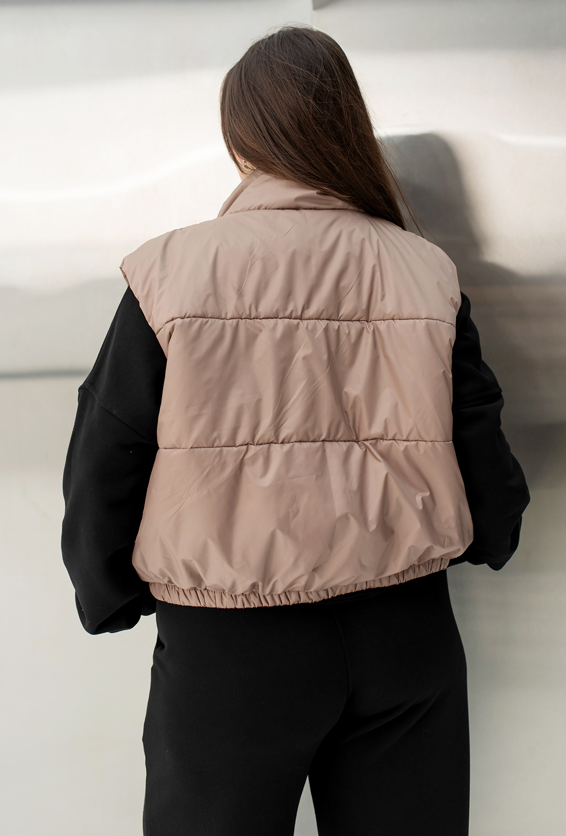 Укороченный жилет цвета капучино —  962929. Maritel. Изображенние 2